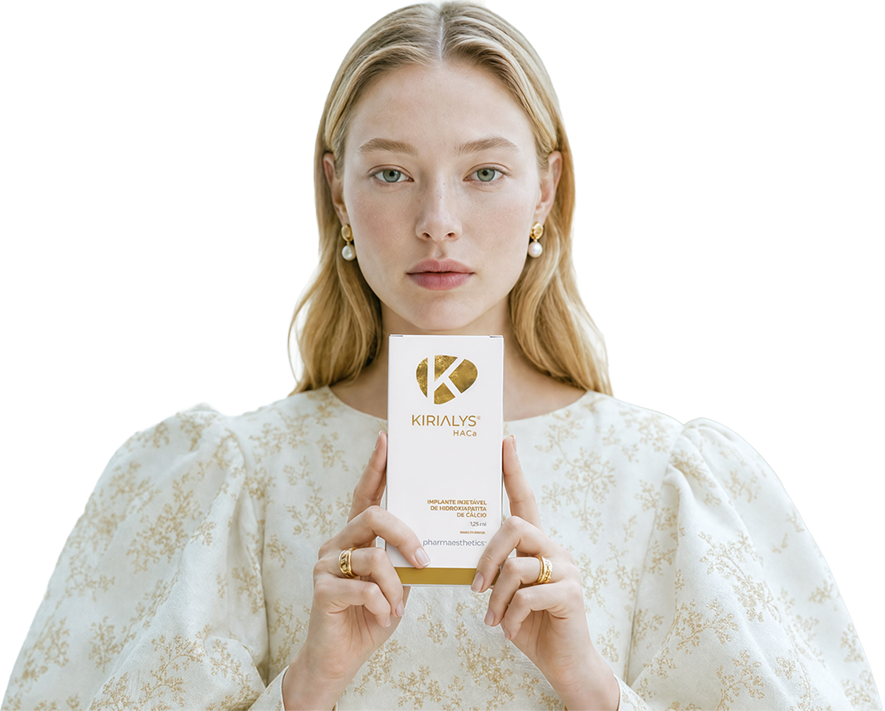 Modelo segurando o produto Kirialys